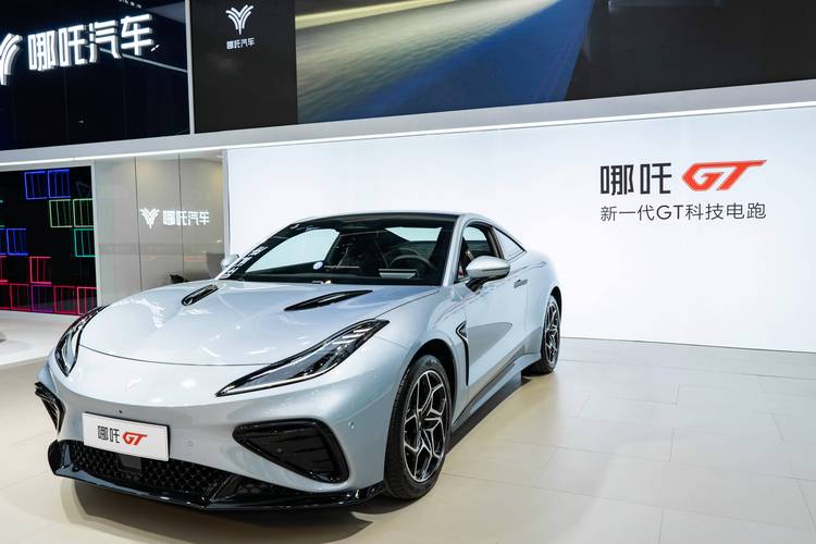 广州243哪吒汽车在智能汽车领域的表现，领途汽车在新能源汽车市场中的影响力